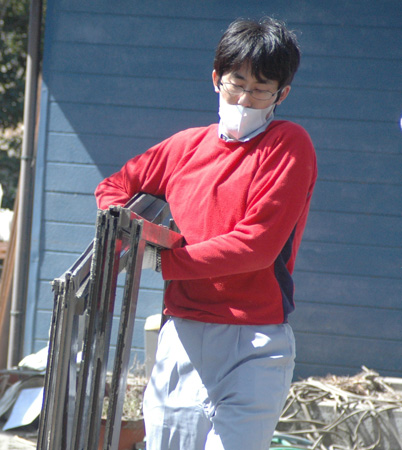 がれきの撤去作業を行う旭市のボランティア
