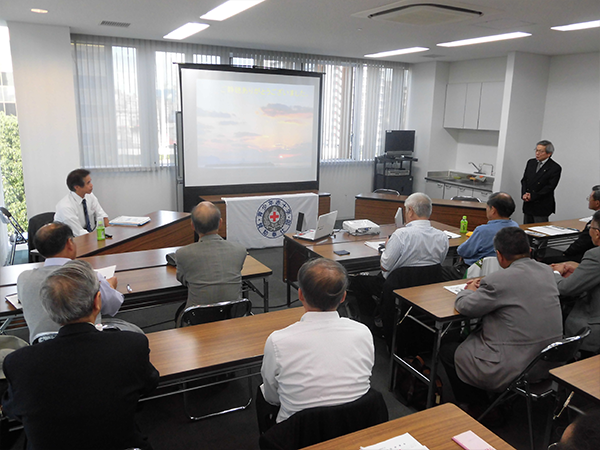 最後に、千葉県青少年赤十字賛助奉仕団を代表して石井惟四委員長がお礼の言葉を述べる様子