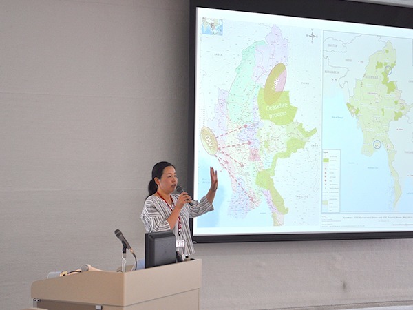 ミャンマーの地理的背景を説明する片岡係長
