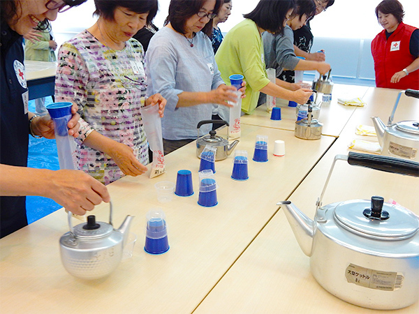 耐熱の包装食炊出し用袋（ハイゼックス）に無洗米と水を入れているところです。