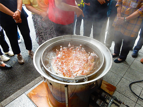 米と水を入れた包装食（ハイゼックス）を熱湯で30分程度茹でます。