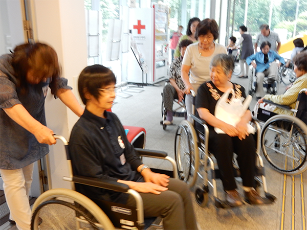 車椅子の操作方法を習得中