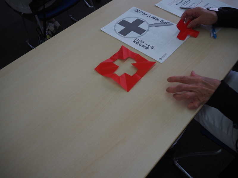 折り紙を使用しての赤十字マークを作成しました