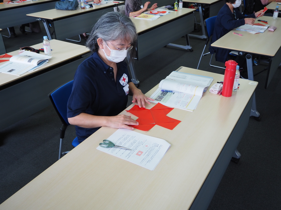 折り紙を使用して赤十字のマークを作成