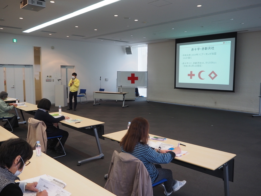 研修「最新の動向について」にて、支部職員から日本赤十字社の情報を説明。赤十字の理解をより深めていきます。