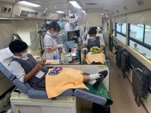 暁星国際高校の生徒が献血バスで献血する様子