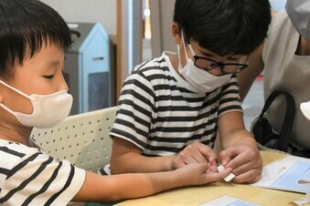 絆創膏がはがれにくくなるコツは...切込みなんです