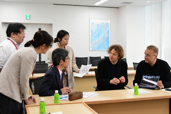 千葉県支部でのウクライナ支援についてお話を聞き、懇談する様子