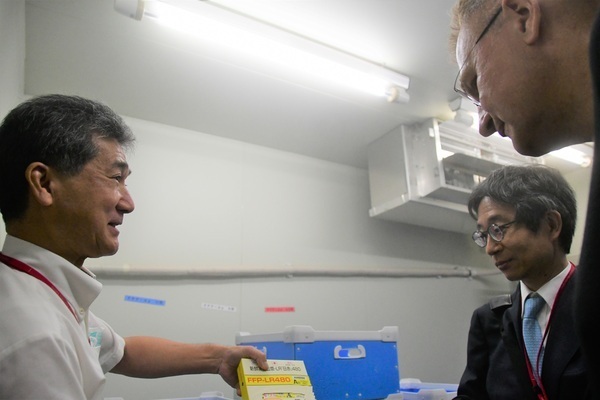 血液センターの採血バック保管庫を見学されるリヴィウ市長